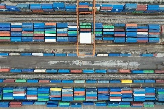 在廣州東部公鐵聯(lián)運樞紐（增城西站），工作人員在進行集裝箱轉(zhuǎn)運工作。廣州交通投資集團有限公司供圖