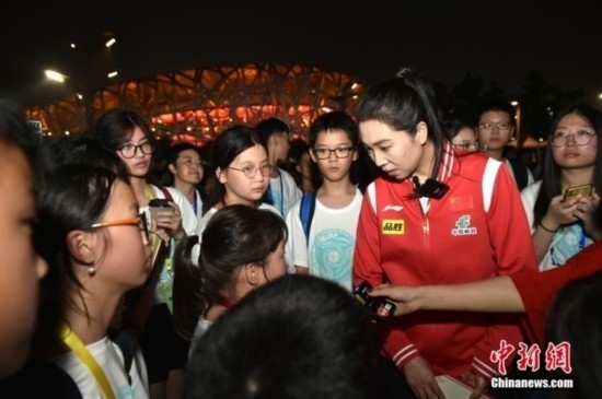 圖為小學(xué)員向李曉霞分享自己運動經(jīng)歷。<a target='_blank' href='/' ><p align=