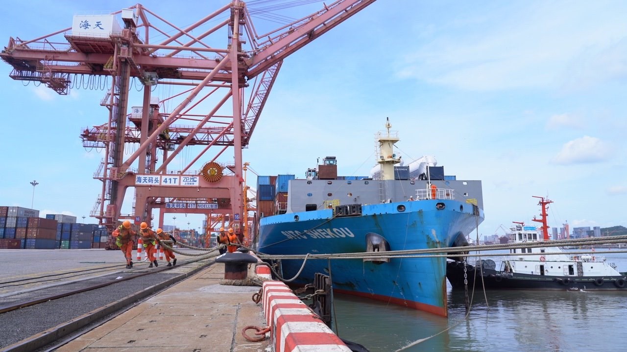 7月22日上午，“絲路海運”電商快線“海豐蛇口”輪?？繌B門海天碼頭12號泊位裝卸集裝箱貨物。人民網(wǎng)記者 蘭志飛攝