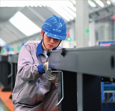 工人在海天國(guó)際控股有限公司海天大港生產(chǎn)基地作業(yè)（2023年2月1日攝）。黃宗治攝/本刊