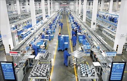 在位于浙江省臺(tái)州市的杰克科技股份有限公司，工作人員在裝配車間裝配縫紉機(jī)（2023年3月23日攝）。翁忻旸攝/本刊