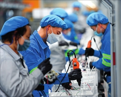 工人在浙江沁園水處理科技有限公司生產(chǎn)車間組裝家用凈水產(chǎn)品（2023年3月22日攝）。黃宗治攝/本刊