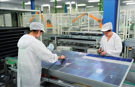 在浙江省臺(tái)州市黃巖區(qū)省級(jí)專精特新“小巨人”企業(yè)浙江公元新能源科技股份有限公司，工作人員生產(chǎn)太陽(yáng)能電池組（2023年8月9日攝）。翁忻旸攝/本刊