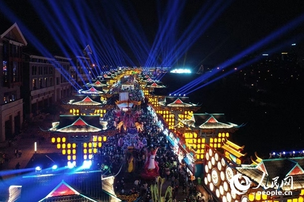 廣西南寧市良慶區(qū)的“南寧之夜”街區(qū)燈火璀璨。人民網(wǎng) 王勇攝