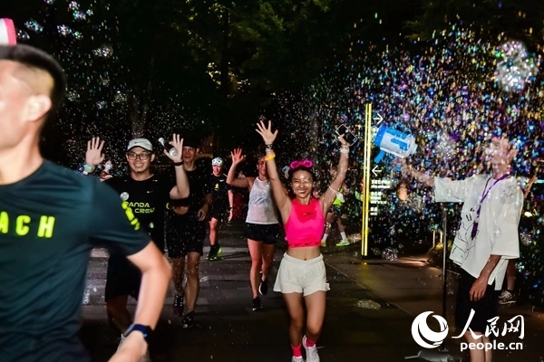 運(yùn)動(dòng)愛(ài)好者參加上海外灘楓徑NIKE熒光跑。圖片由BFC外灘金融中心提供