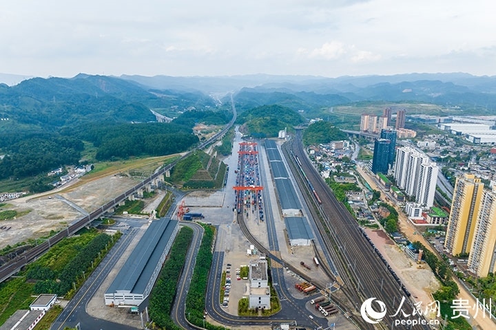 航拍貴陽國際陸港。人民網(wǎng)記者 涂敏攝