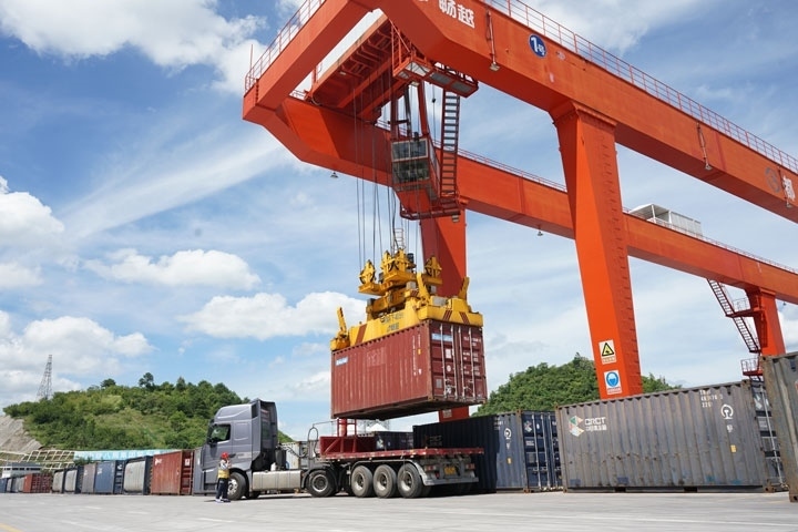 在貴陽國際陸港，正在作業(yè)的龍門吊。貴陽綜保區(qū)供圖