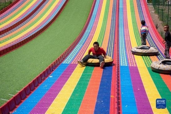 8月12日，小朋友在寧夏固原市涇源縣大灣鄉(xiāng)楊嶺村玩耍。新華社記者 李旭倫 攝