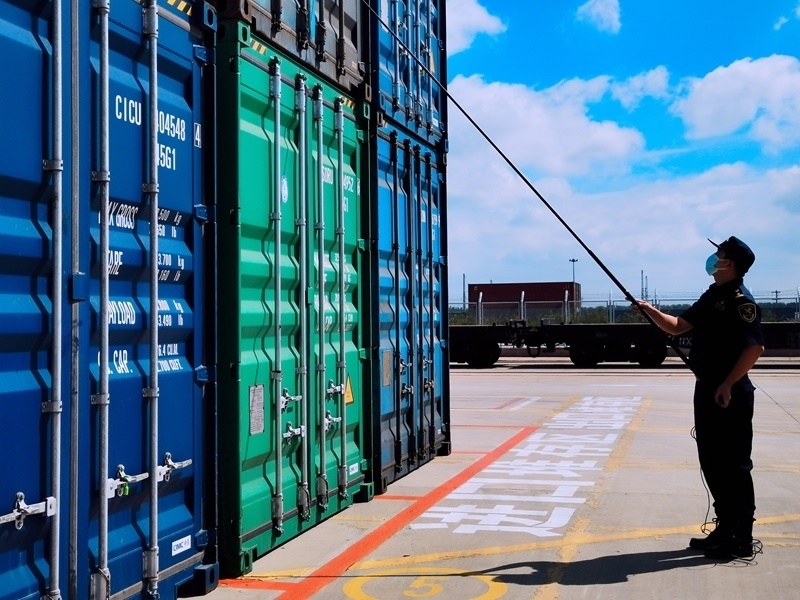 關(guān)員利用工業(yè)內(nèi)窺鏡檢查箱號、鎖號、封志情況。人民網(wǎng)記者 栗翹楚攝