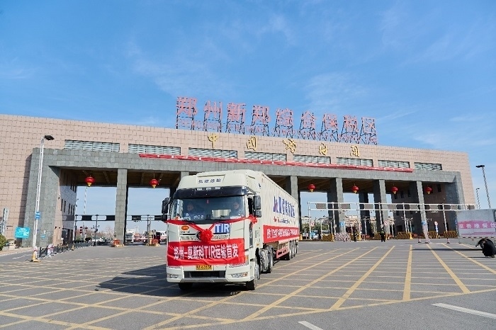 2023年2月20日，鄭州—莫斯科TIR運(yùn)輸首發(fā)車輛駛出鄭州新鄭綜合保稅區(qū)。新鄭海關(guān)供圖