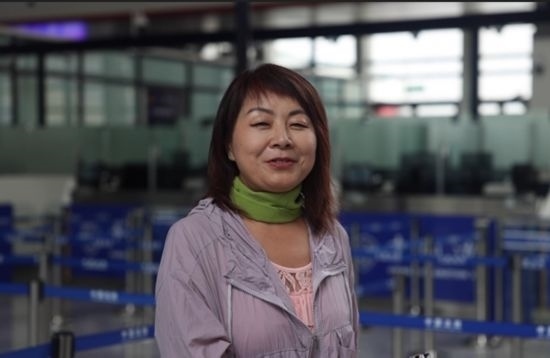 7月22日，曾經(jīng)在老撾瑯勃拉邦工作過(guò)3年的加拿大華僑孫月玲乘坐中老鐵路國(guó)際旅客列車(chē)從中國(guó)出境。衛(wèi)海林 攝