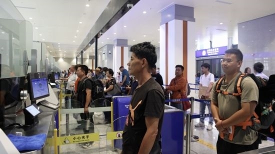 6月13日，乘坐中老鐵路國際旅客列車的旅客在磨憨邊檢大廳排隊候檢。李揚 攝