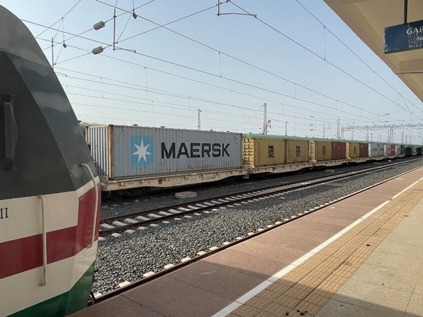 亞吉鐵路吉布提那噶德車站的貨運(yùn)車廂。人民網(wǎng)記者 趙艷紅攝