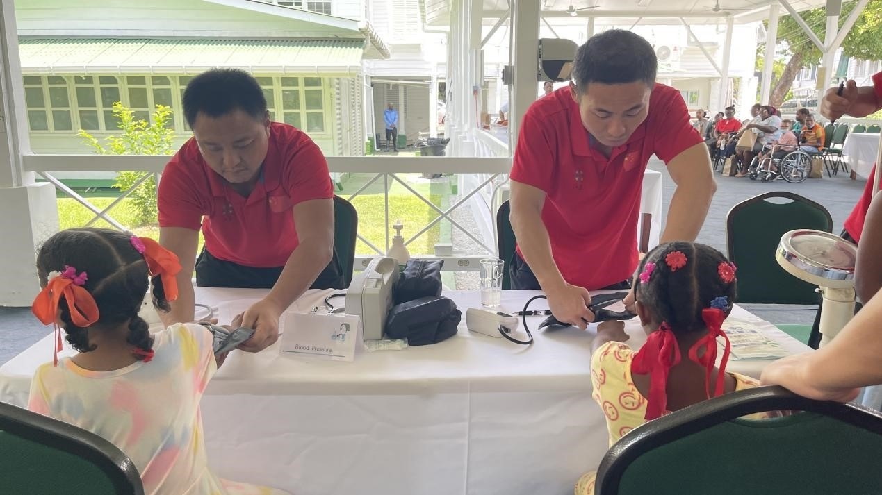 醫(yī)療隊員為福利院兒童進行檢查。第18期援圭亞那醫(yī)療隊供圖