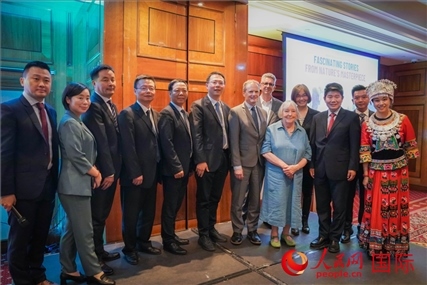 張家界文化旅游推介會部分嘉賓合影。人民網(wǎng) 郭錦標(biāo)攝