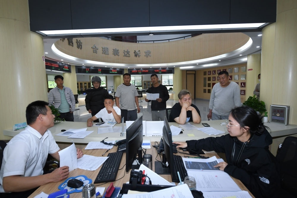 浙江省安吉縣社會治理中心工作人員在處理群眾信訪訴求（5月8日攝）。新華社記者 翁忻旸 攝