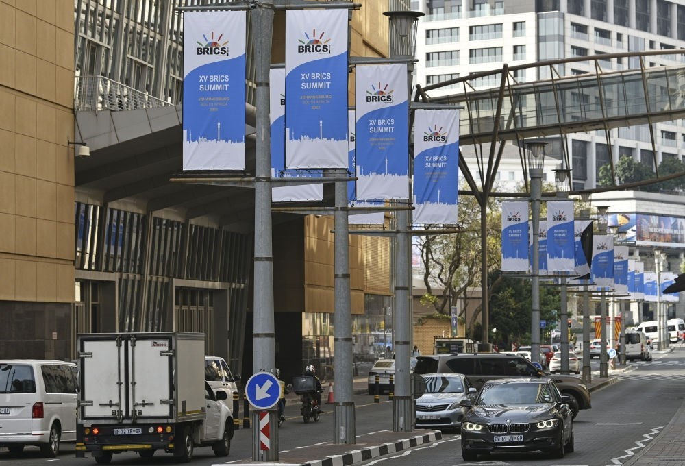 這是8月17日在南非約翰內(nèi)斯堡拍攝的金磚峰會(huì)條幅。金磚國家領(lǐng)導(dǎo)人第十五次會(huì)晤將于南非約翰內(nèi)斯堡舉行。新華社記者 陳誠 攝