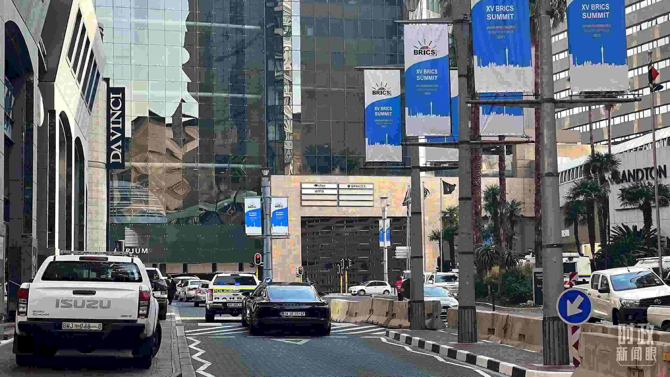 △約翰內(nèi)斯堡，街頭懸掛金磚峰會條幅。（總臺央視記者韓銳拍攝）