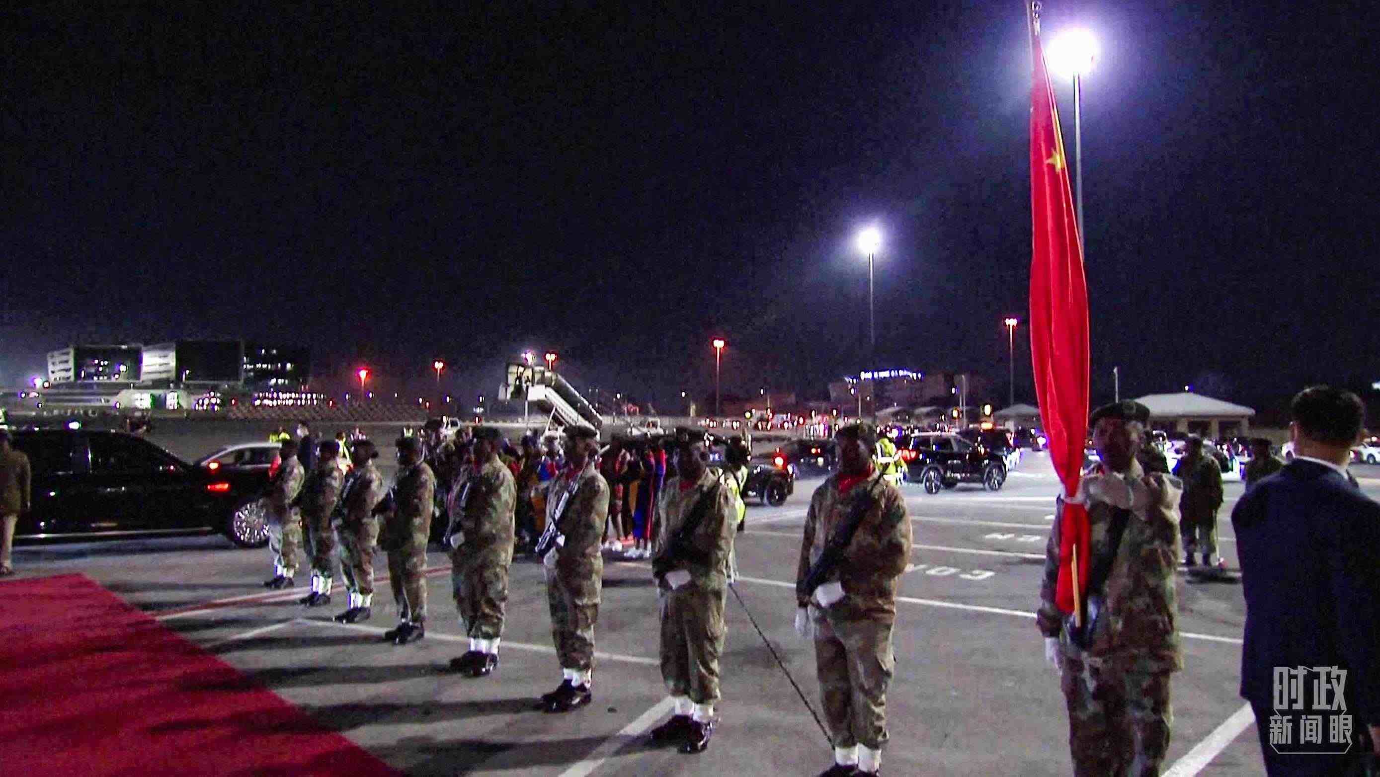 △機(jī)場現(xiàn)場的禮兵。