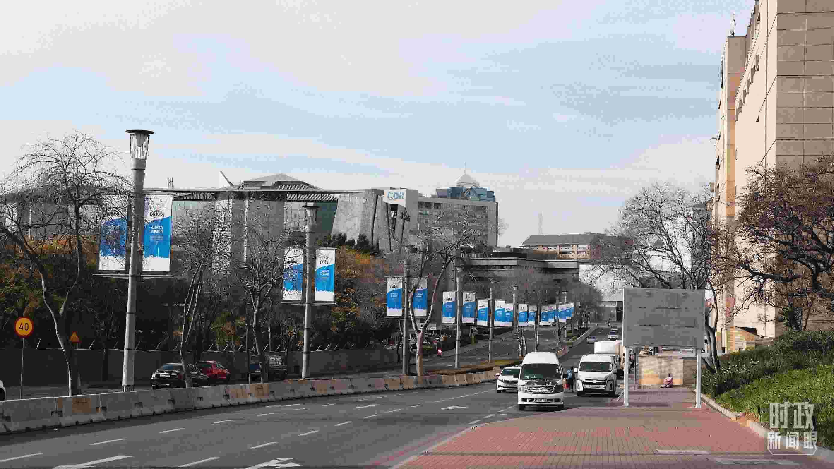 △約翰內(nèi)斯堡，街頭懸掛金磚峰會條幅。（總臺央視記者盧心雨拍攝）