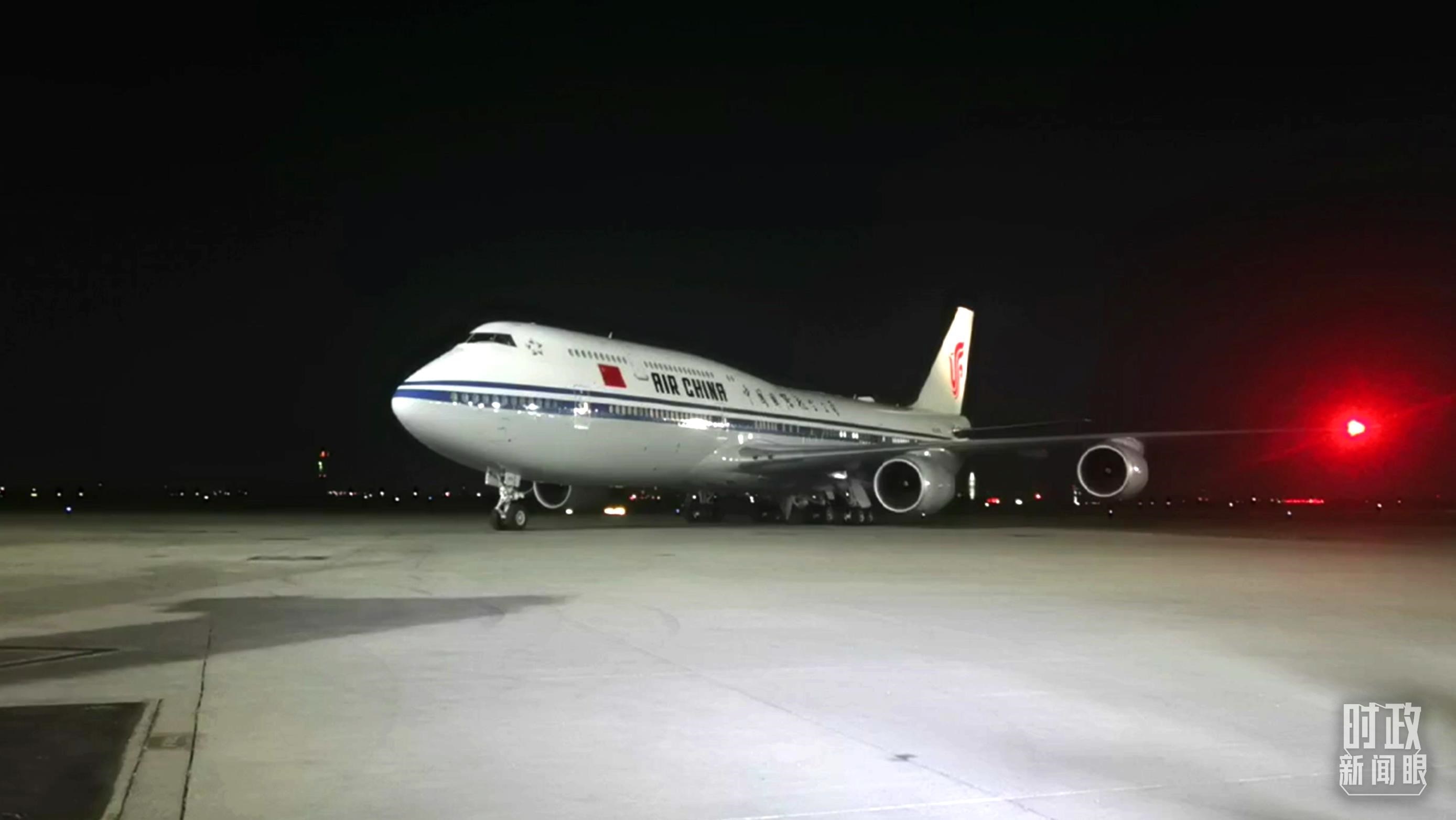 △這是習(xí)近平乘坐的專機(jī)。（總臺央視記者鐘銳拍攝）