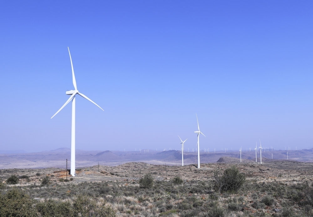 這是在南非北開普省德阿鎮(zhèn)拍攝的德阿風(fēng)電項(xiàng)目風(fēng)機(jī)（2023年8月10日攝）。由中國龍?jiān)措娏瘓F(tuán)南非公司運(yùn)營的德阿風(fēng)電項(xiàng)目每年發(fā)電量超過7.5億千瓦時(shí)，相當(dāng)于節(jié)約20多萬噸標(biāo)準(zhǔn)煤，減排二氧化碳約70萬噸。