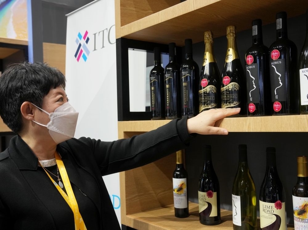 這是在中國上海舉行的第五屆進(jìn)博會上拍攝的來自南非的葡萄酒（2022年11月7日攝）。