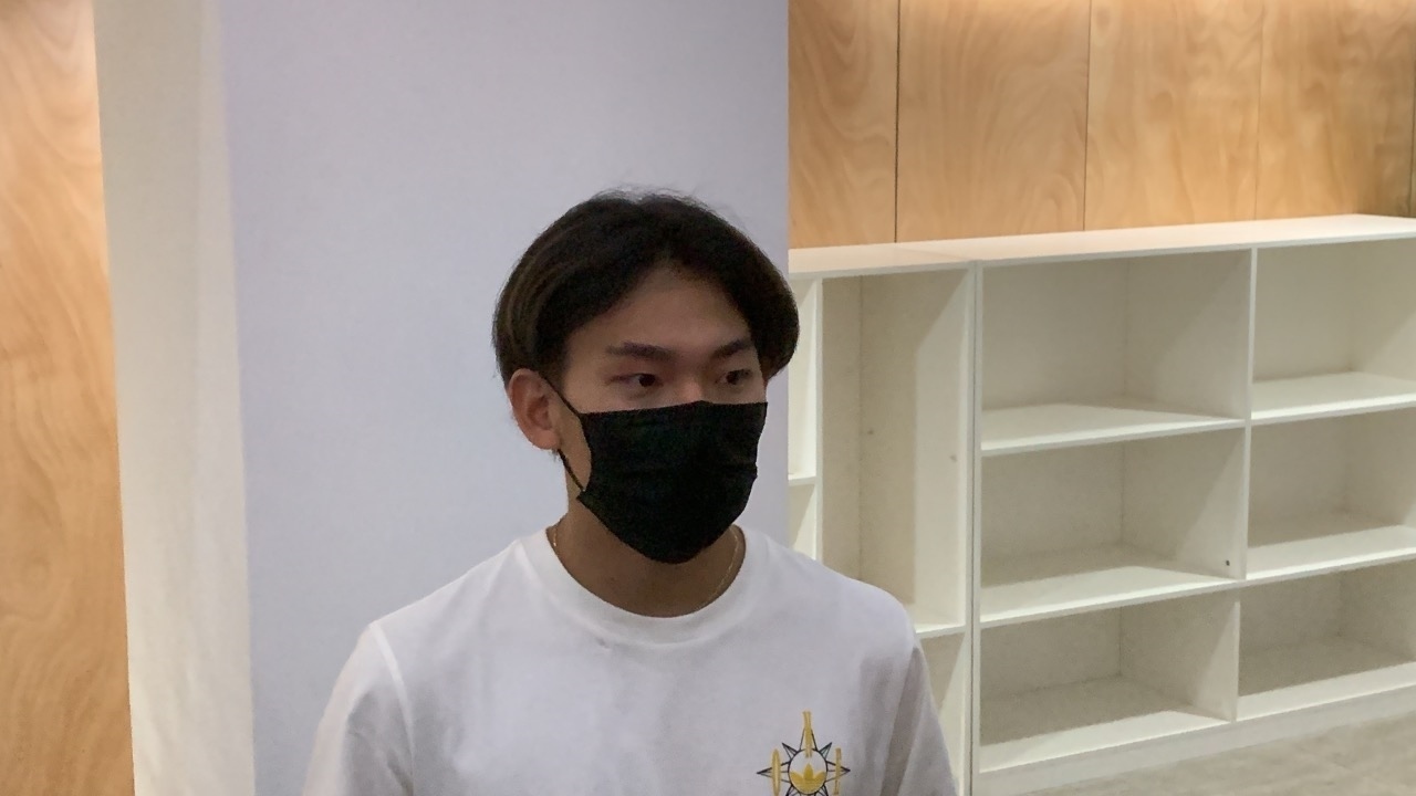 蘇翊鳴接受媒體采訪。荊政崳攝