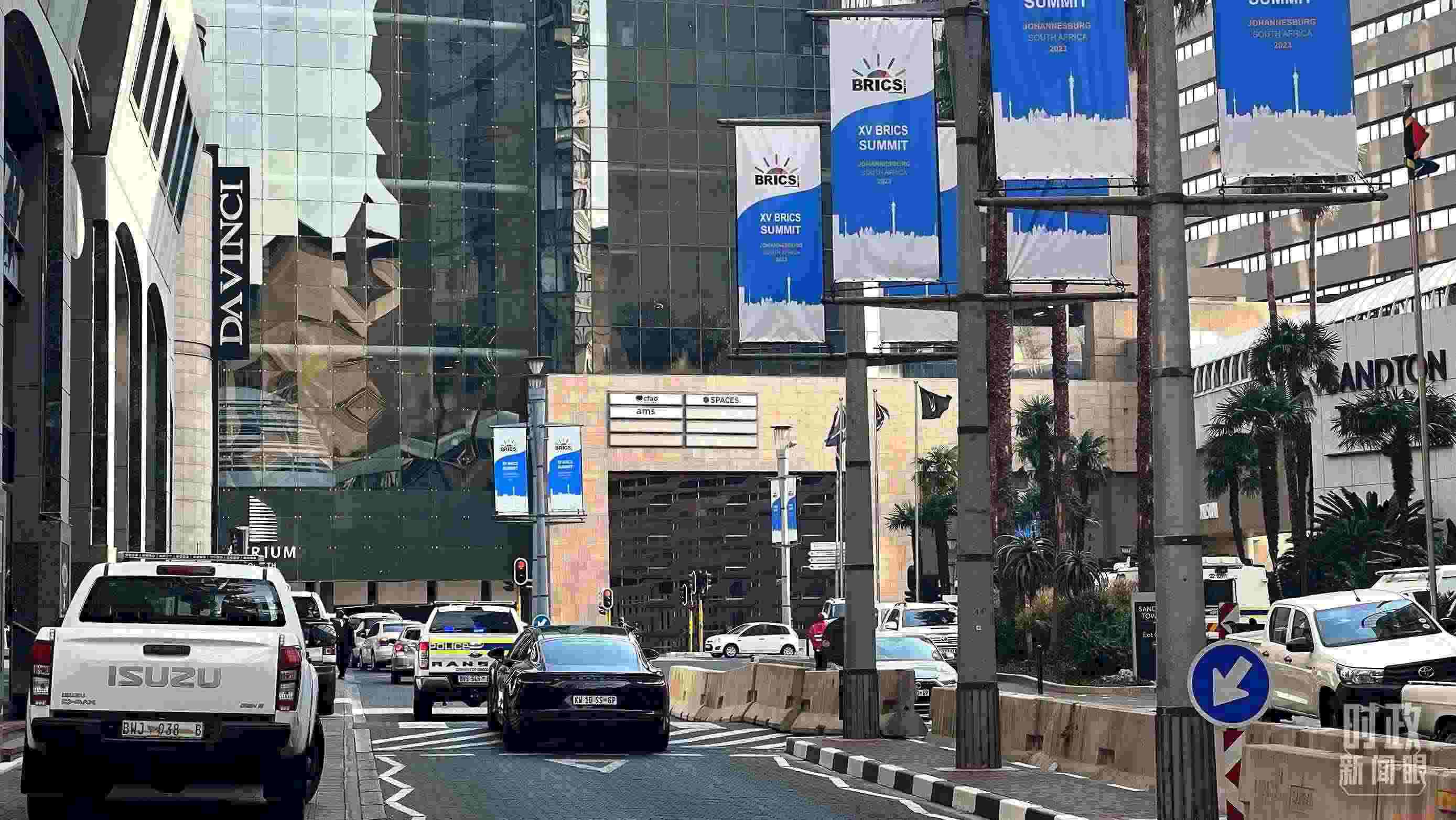 △約翰內(nèi)斯堡街頭的金磚元素。（總臺(tái)央視記者程鋮拍攝）