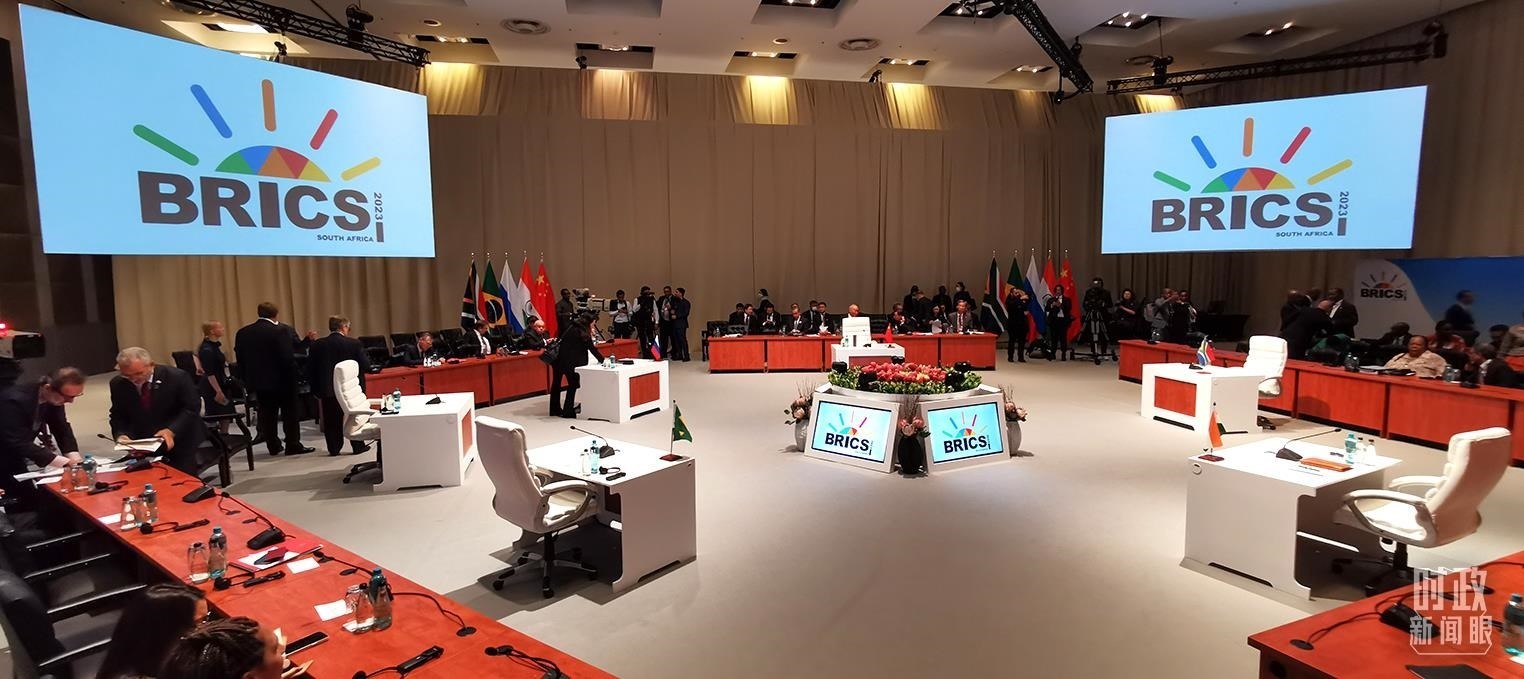 △23日上午，金磚國(guó)家領(lǐng)導(dǎo)人第十五次會(huì)晤在這里舉行。這是會(huì)晤開(kāi)始前的場(chǎng)景。（總臺(tái)央視記者李錚拍攝）