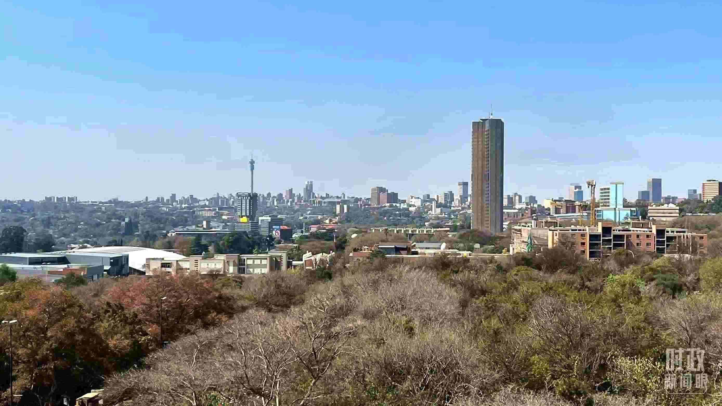 △約翰內(nèi)斯堡城市天際線。（總臺(tái)記者馬培敏拍攝）