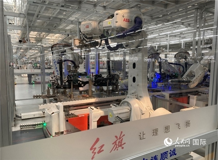 一汽—紅旗繁榮工廠內(nèi)的智能機(jī)器人。人民網(wǎng) 宋歌攝