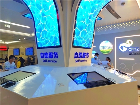 市民在中國（廣西）自由貿(mào)易區(qū)南寧片區(qū)綜合服務大廳辦理業(yè)務。人民網(wǎng) 付華周攝