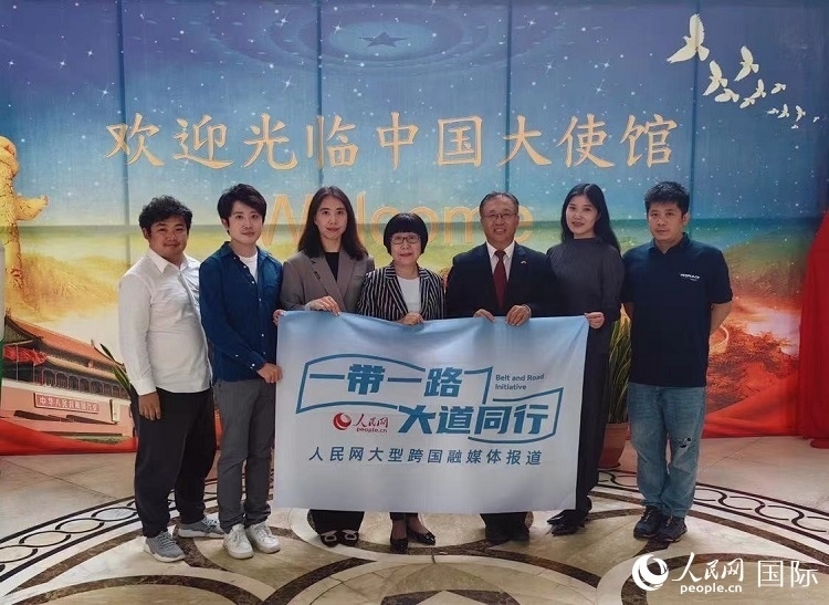 崔建春大使（右三）與人民網(wǎng)記者合影。