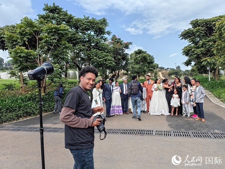 一對新人和親友在亞的斯亞貝巴友誼廣場合影。人民網(wǎng)記者 陳星星攝