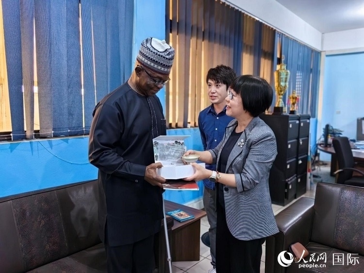 人民網(wǎng)監(jiān)事會主席唐維紅（右一）帶隊訪問尼日利亞通訊社，與該社總裁布克·龐勒（左一）交流。人民網(wǎng)記者 陳星星攝