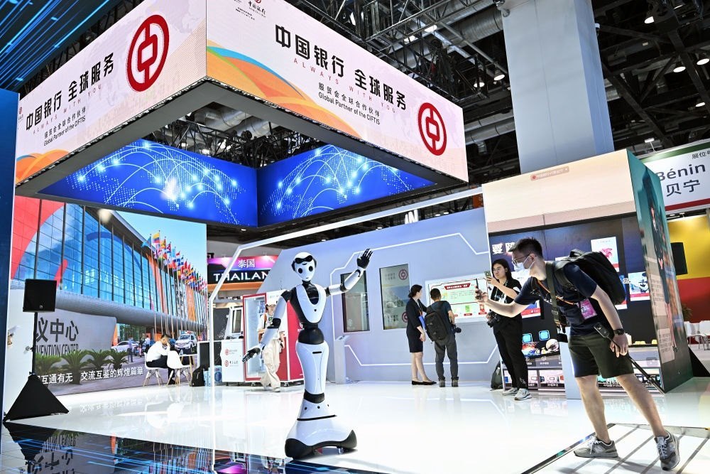 9月1日，媒體記者在國家會(huì)議中心中國銀行展臺(tái)拍攝一款迎賓接待機(jī)器人。新華社記者 李鑫 攝