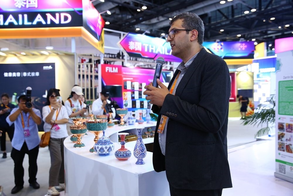 9月1日，參展商在國家會(huì)議中心向媒體記者介紹展臺(tái)信息。新華社記者 孫瑋彤 攝