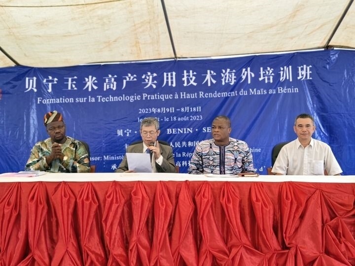 8月9日，2023年貝寧“玉米高產(chǎn)實(shí)用技術(shù)培訓(xùn)班”開班儀式在位于塞梅波吉市的中國援貝寧農(nóng)業(yè)技術(shù)示范中心舉行。