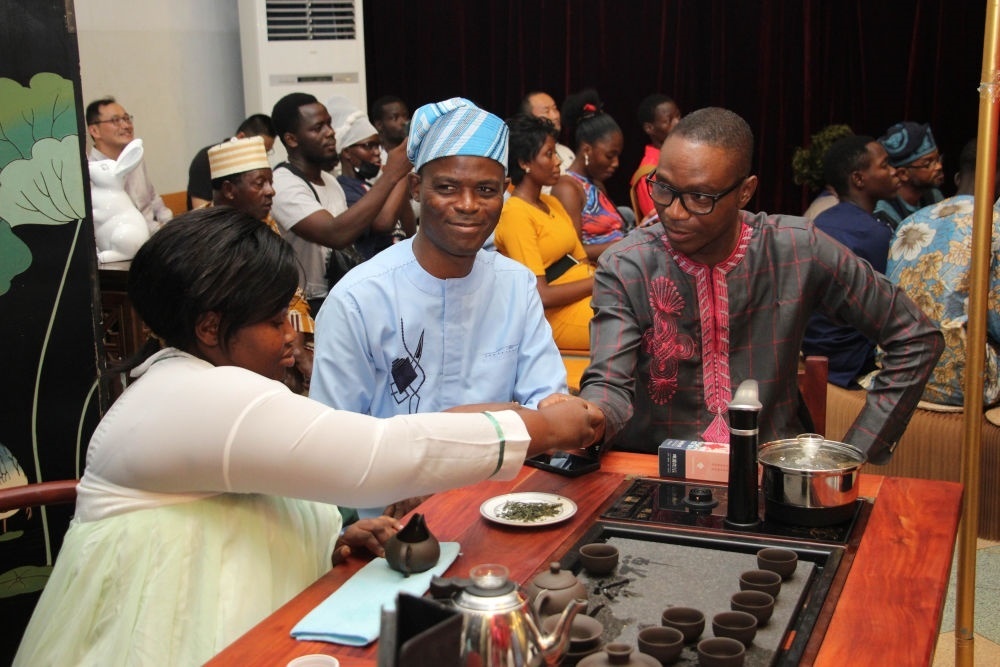 人們?cè)谪悓幙仆信悓幹袊幕行摹安韬吞煜隆ぱ偶鄭u有禮”文化交流活動(dòng)上品茶。