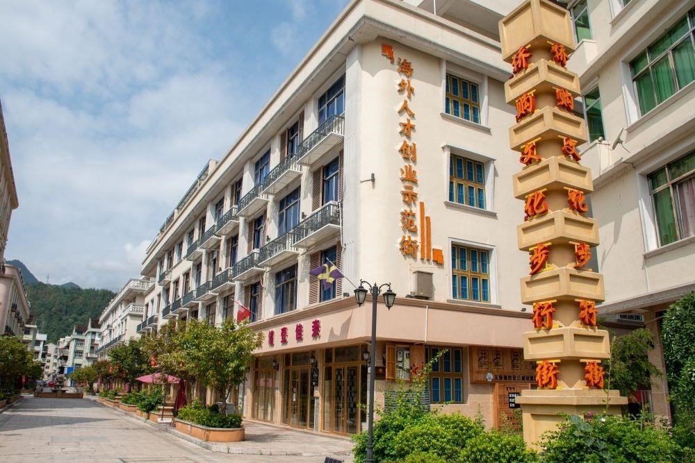浙江溫州文成縣玉壺鎮(zhèn)是全國著名僑鄉(xiāng)。近年來，當?shù)胤e極搭建平臺，吸引華僑回鄉(xiāng)創(chuàng)業(yè)。圖為該鎮(zhèn)的海外人才創(chuàng)業(yè)示范街