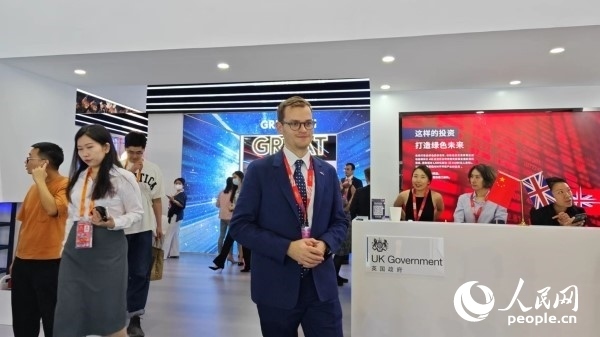 9月2日，英國館館長、英國商業(yè)貿(mào)易部市場推廣主管康鵬接受人民網(wǎng)記者采訪。人民網(wǎng)記者 趙雯博攝