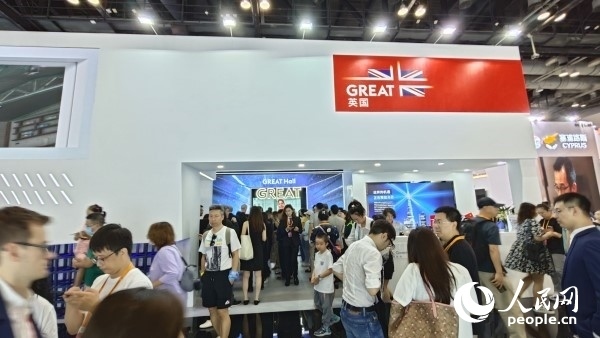 9月3日，英國館吸引參展觀眾駐足。人民網(wǎng)記者 趙雯博攝