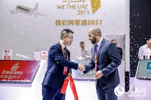 9月3日，阿聯(lián)酋駐華大使館臨時(shí)代辦、副館長哈利德·沙赫參贊與中國貿(mào)促會(huì)聯(lián)絡(luò)部二級(jí)巡視員楊曉軍揭幕阿聯(lián)酋國家館。圖片由阿聯(lián)酋駐華大使館提供