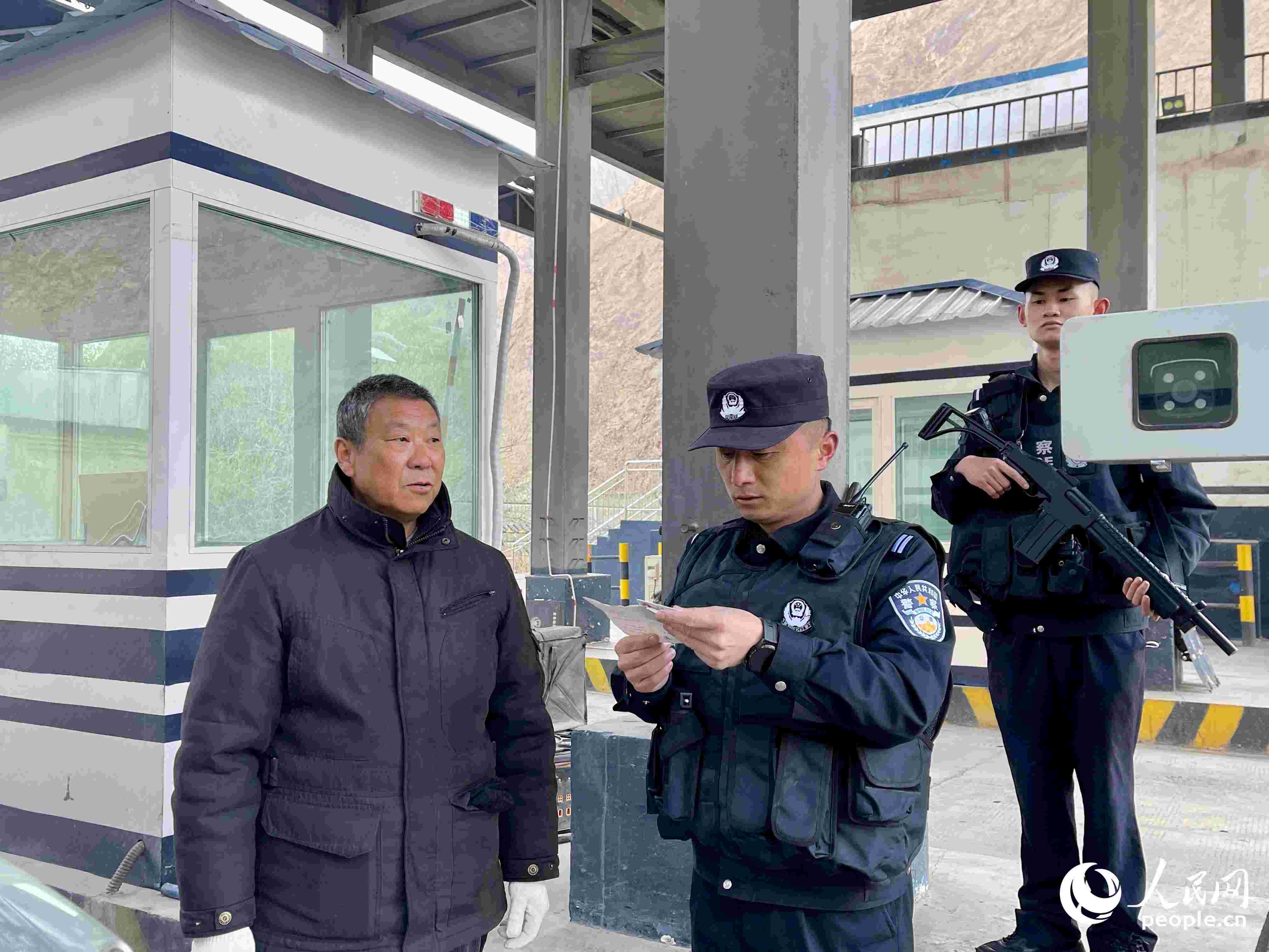 2023年5月10日，在庫地邊境檢查站，陳暢核對進出邊境管理區(qū)人員信息。人民網 周靜圓攝