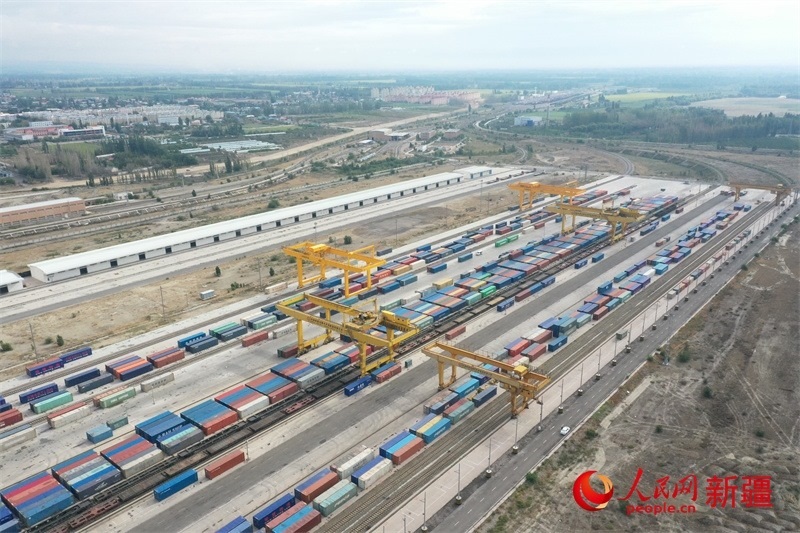 8月8日，在霍爾果斯口岸換裝廠區(qū)，工人正在進(jìn)行吊箱作業(yè)。 人民網(wǎng)記者 張力洋攝