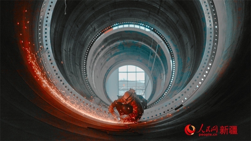 中國(guó)水利水電四局（塔城）裝備制造基地，工人們正在開展作業(yè)。 人民網(wǎng) 李欣洋攝