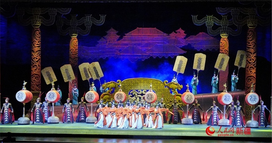 第六屆中國(guó)新疆國(guó)際民族舞蹈節(jié)開幕式上演出的歷史題材舞劇《張騫》。 人民網(wǎng) 李欣洋攝