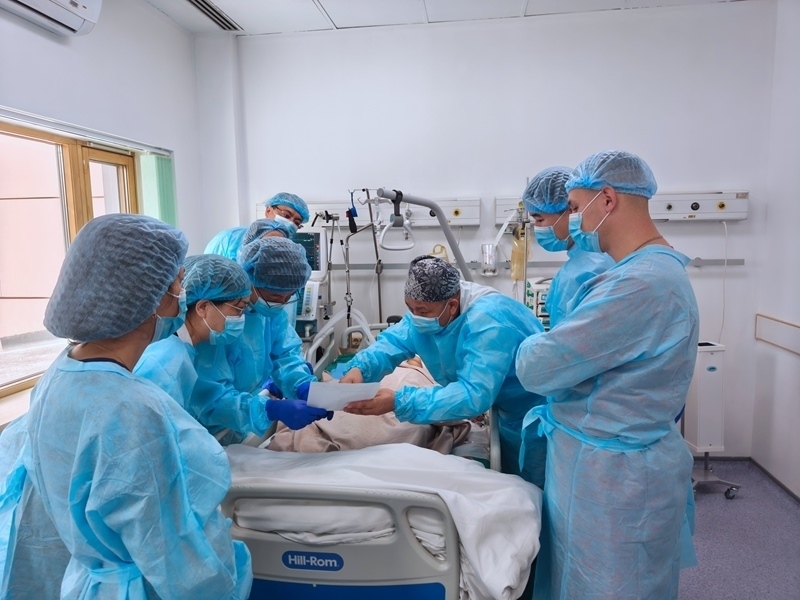 中哈專家團(tuán)隊(duì)完成哈國(guó)首例離體肝切和自體肝移植術(shù)。 新疆醫(yī)科大學(xué)第一附屬醫(yī)院供圖