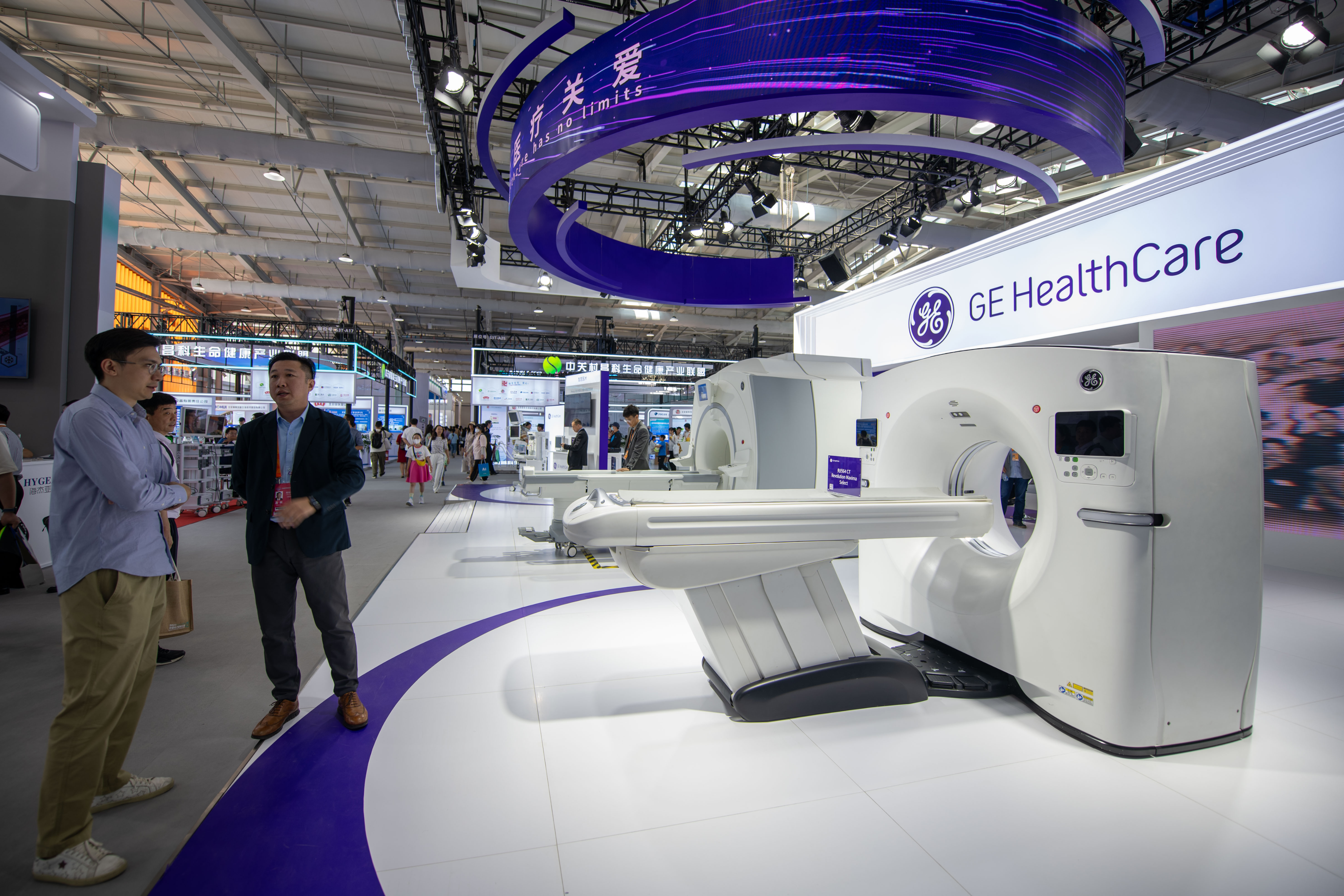 9月3日，在位于首鋼園的健康衛(wèi)生服務(wù)展區(qū)，觀眾正在參觀GE展臺。人民網(wǎng)記者 翁奇羽攝